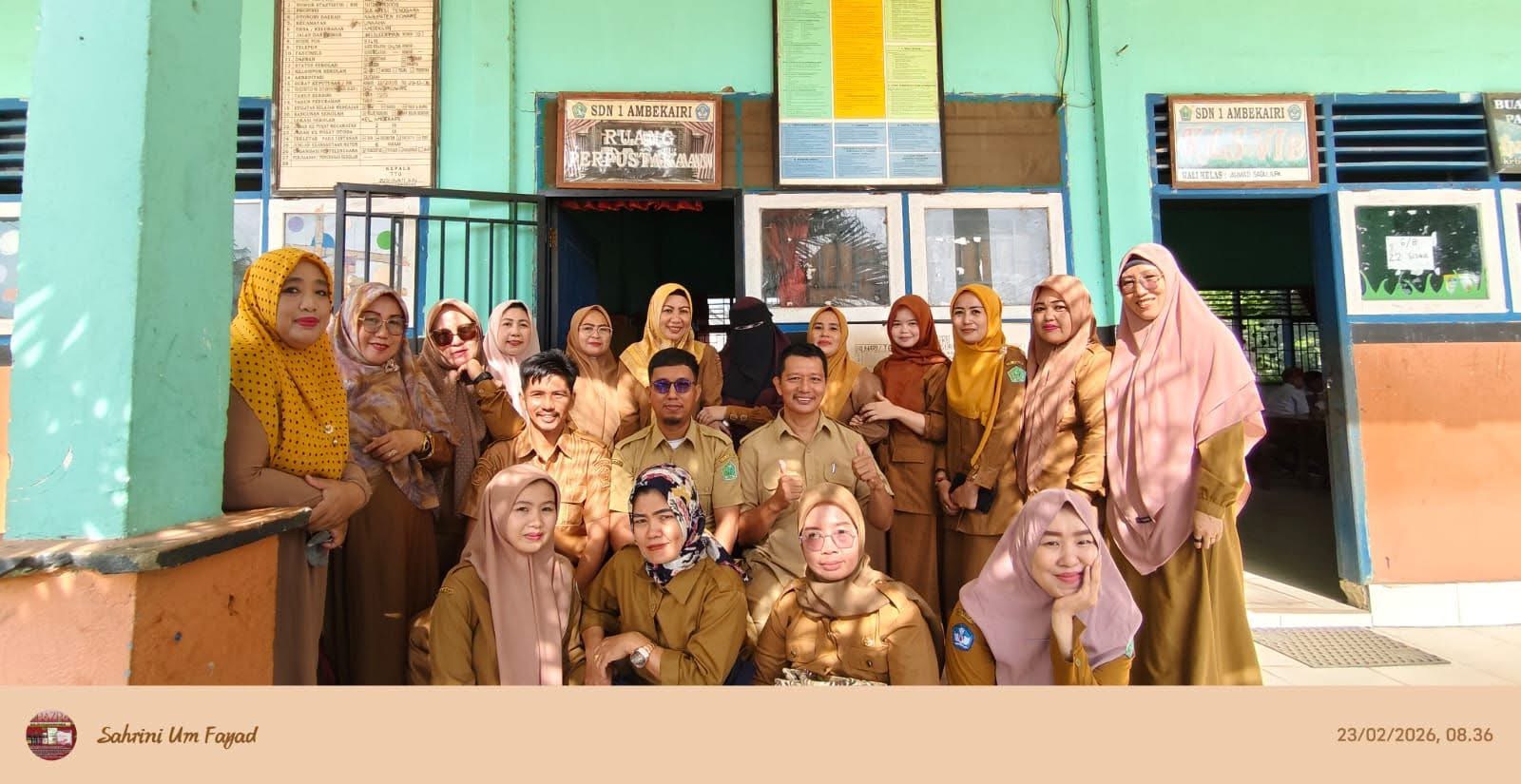 Sahrini bersama rekan profesional di sekolah
